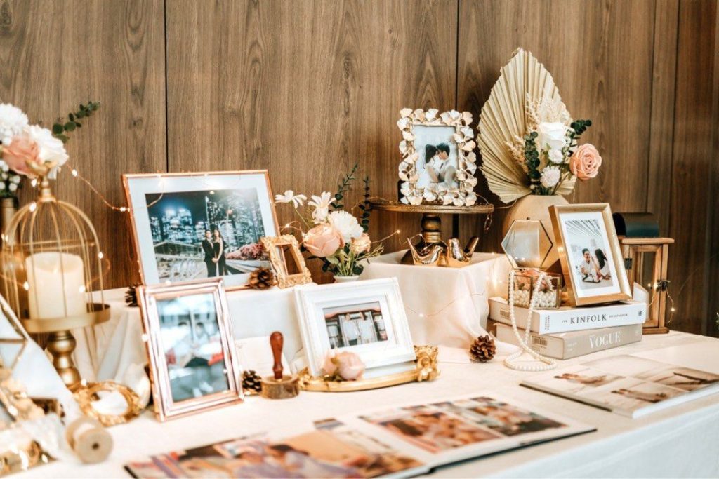 Bàn trang trí tiệc cưới với nhiều khung ảnh để bàn và phụ kiện decor sang trọng